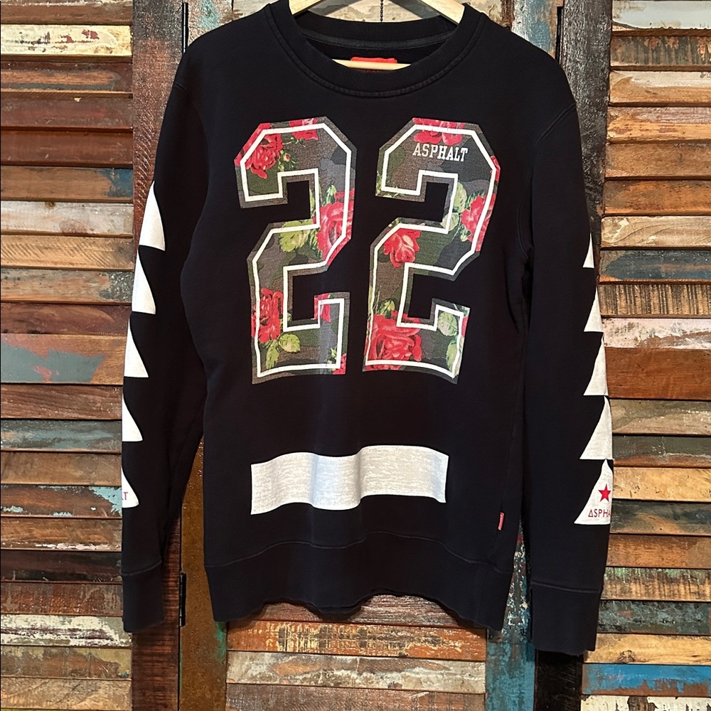 🚨Asphalt Black Crewneck Sweatshirt with Floral Number Design sleeves MED - Picture 2 of 7